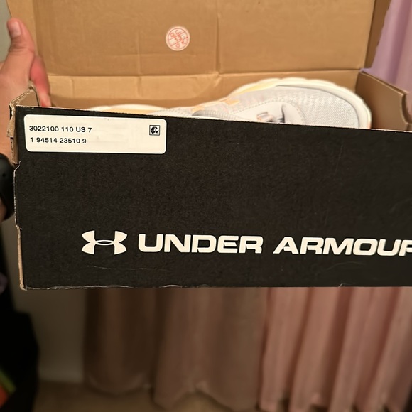 Under armour shoes - Picture 2 of 5